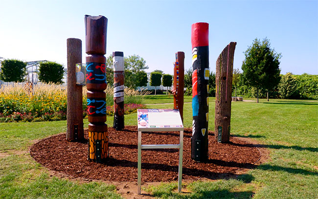 Brigitte Spanbloechel-Glass – Wien – TOTEMS – nord ost süd west integration – Kunstprojekt in den Blumengärten Hirschstetten